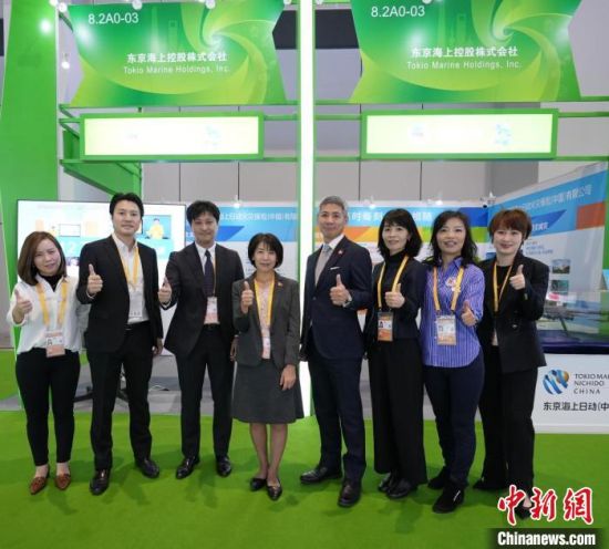 　　2023年中国国际进口博览会期间，藤田桂子及其团队在展台前合影。(受访人供图)